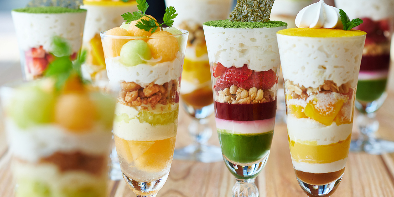 フルーツやクリームをふんだんに使用した色とりどりのパフェ。