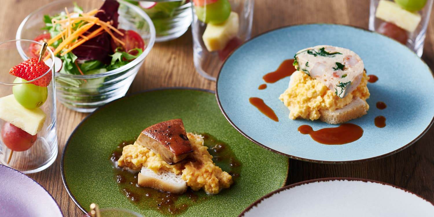 スクランブルエッグと具材が乗った豪華な洋食の朝食プレート。