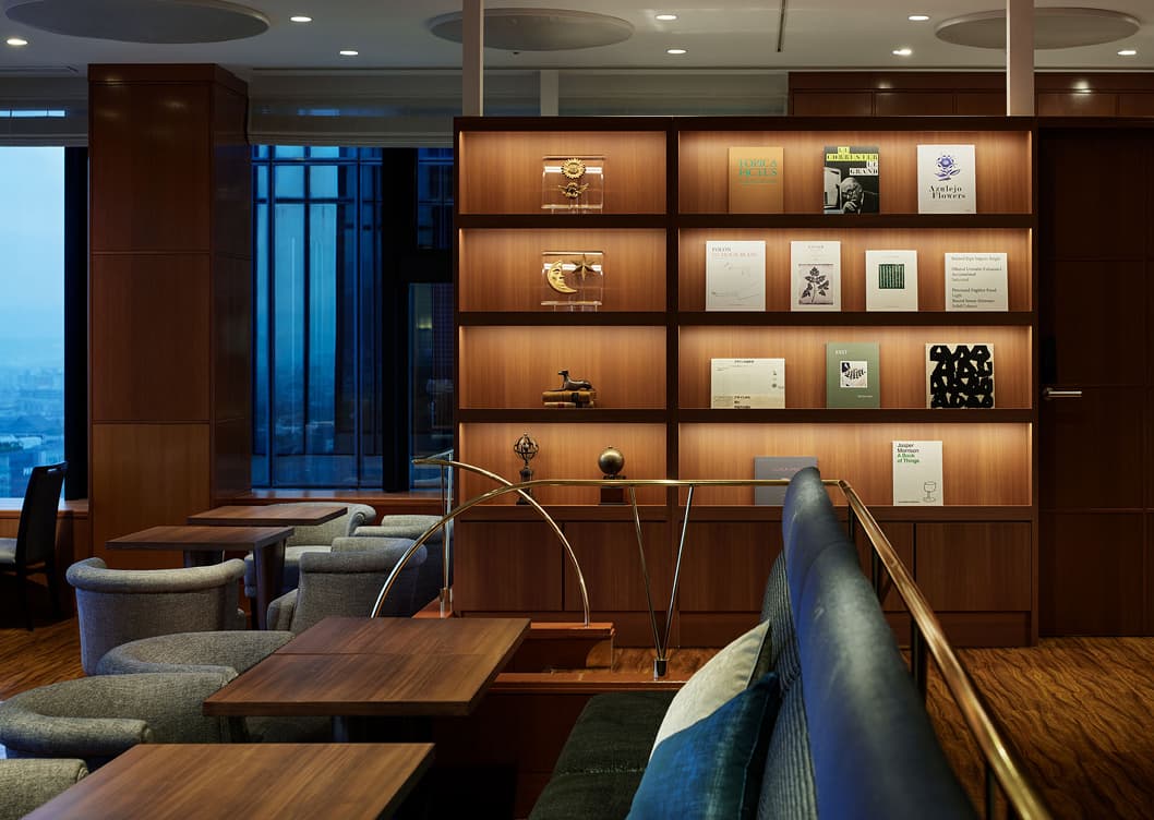 落ち着いた照明のモダンなツインルーム、黒のベッドカバー