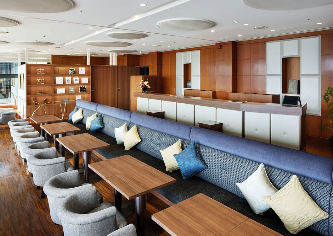 清潔感のあるバスルーム、壁掛けシャワーとアメニティ付き