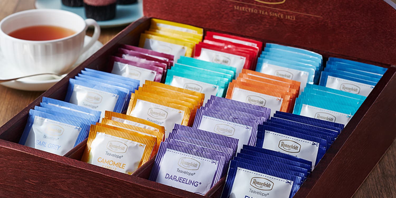 様々な種類のティーバッグが並んだ木製ボックス。