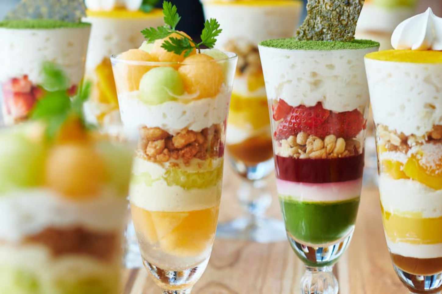 フルーツやクリームをふんだんに使用した色とりどりのパフェ。