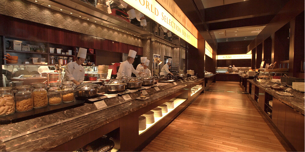 シェフが調理している様子が見える、広々としたビュッフェ形式のレストラン。
