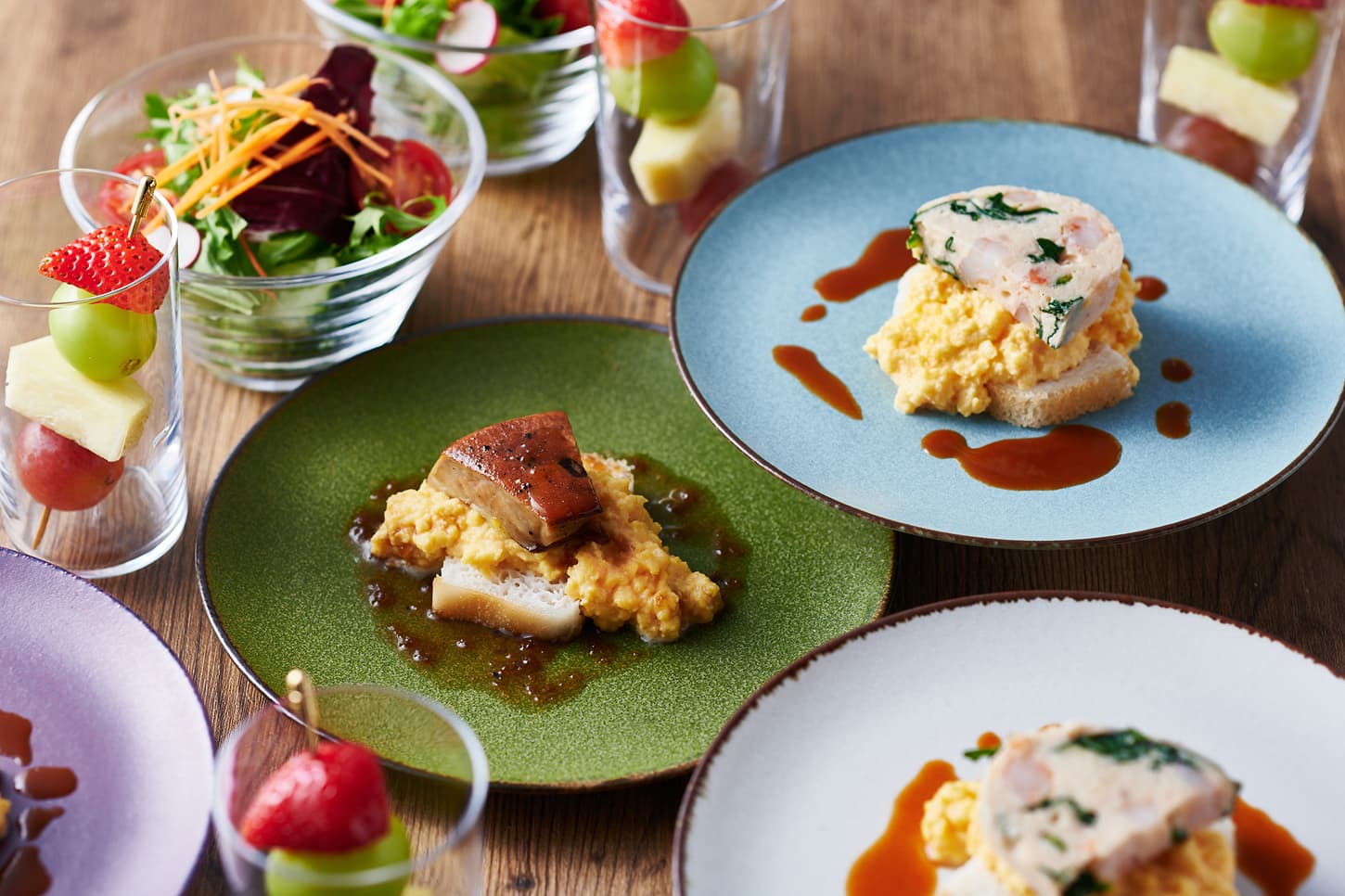 スクランブルエッグと具材が乗った豪華な洋食の朝食プレート。