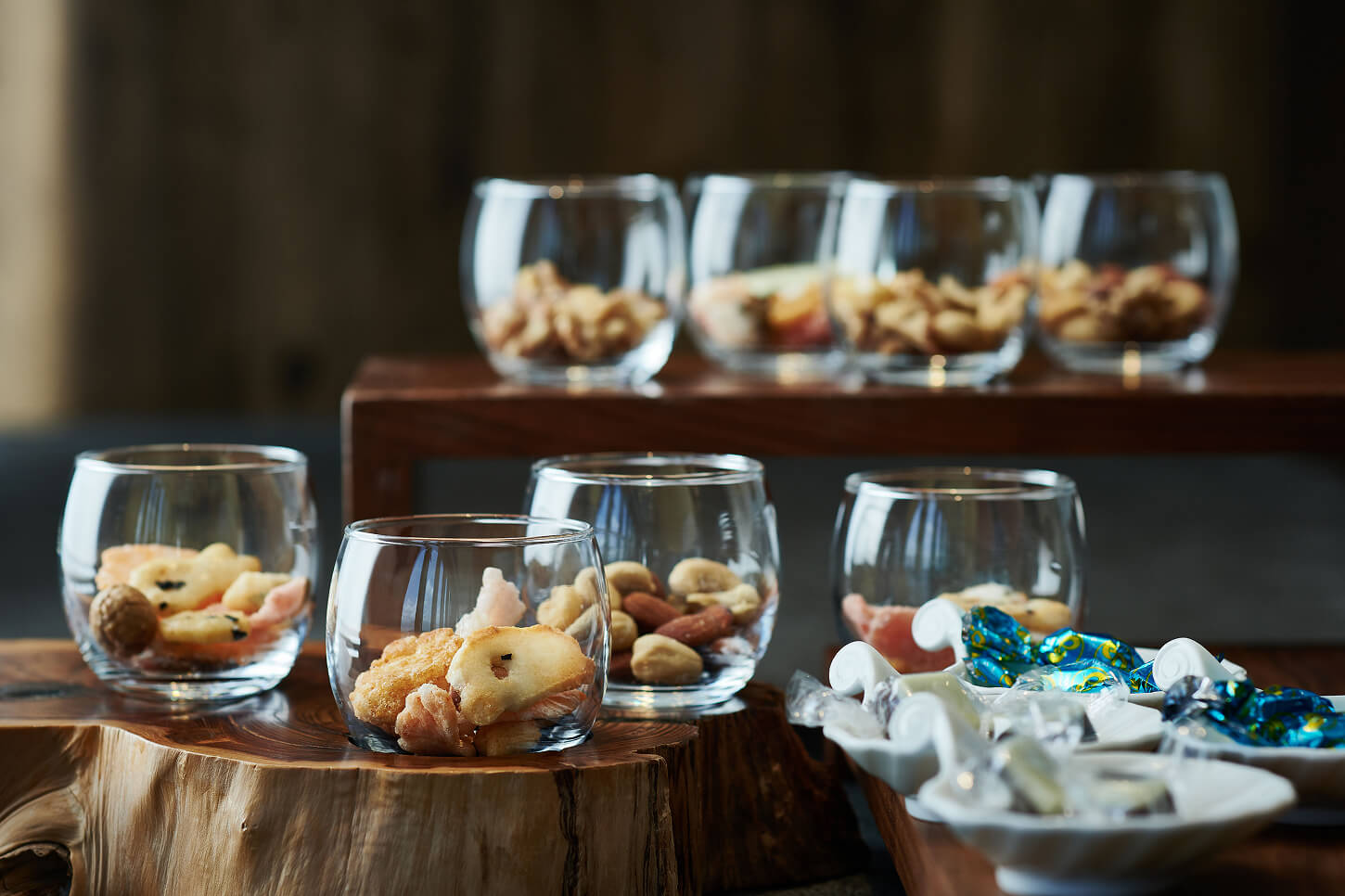 小さな器に入ったナッツやあられなどのスナック。