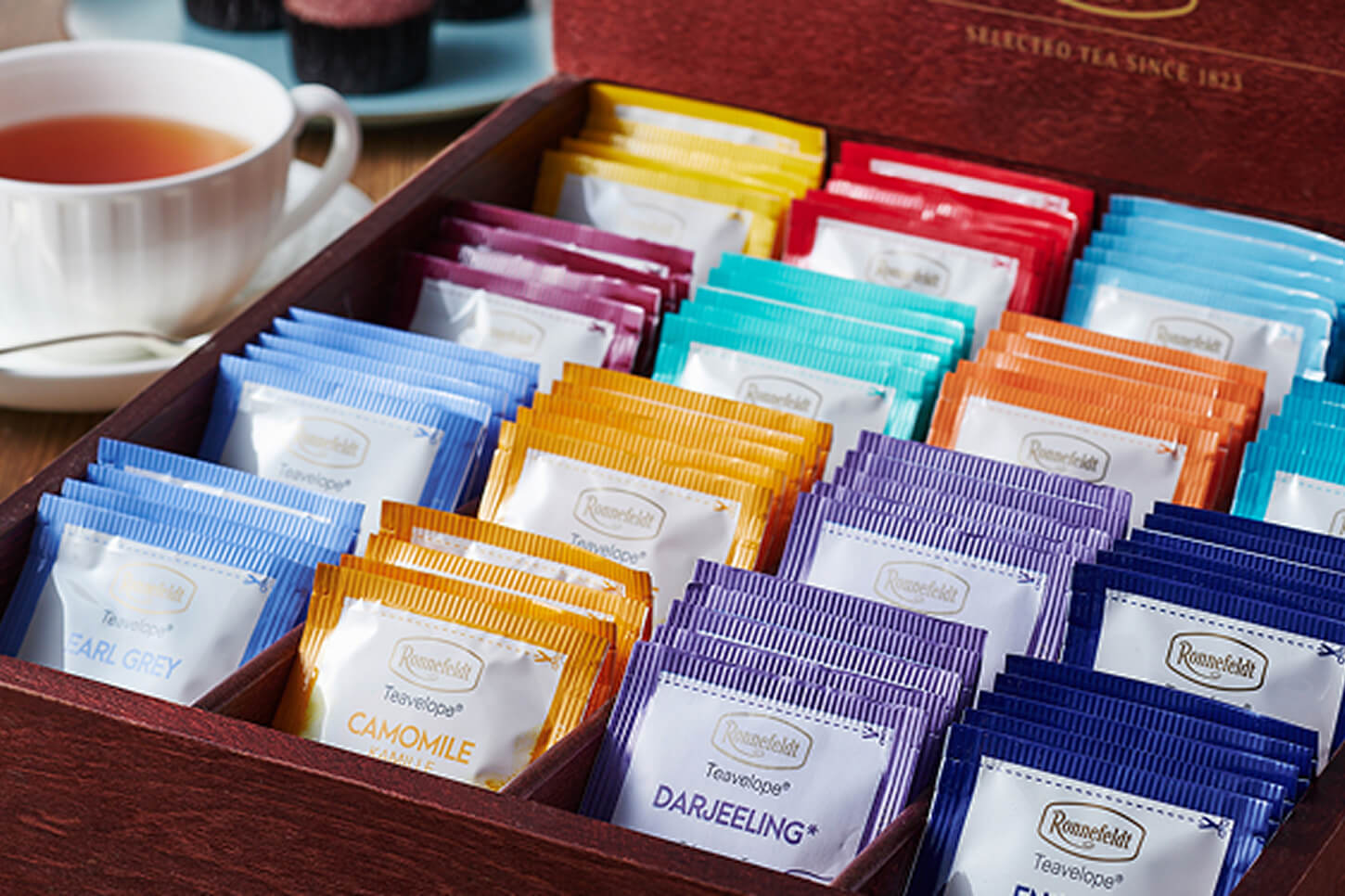 様々な種類のティーバッグが並んだ木製ボックス。