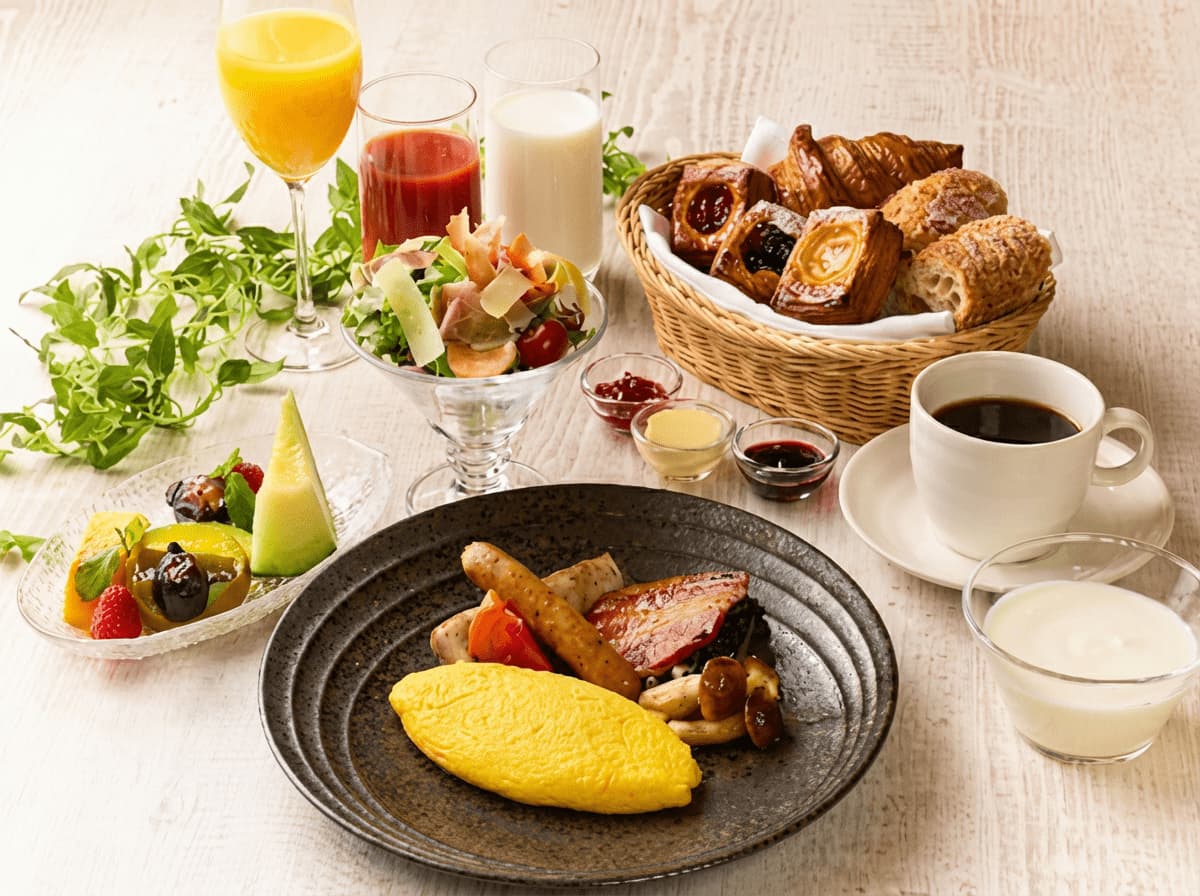 オムレツやパン、サラダなどの朝食プレート