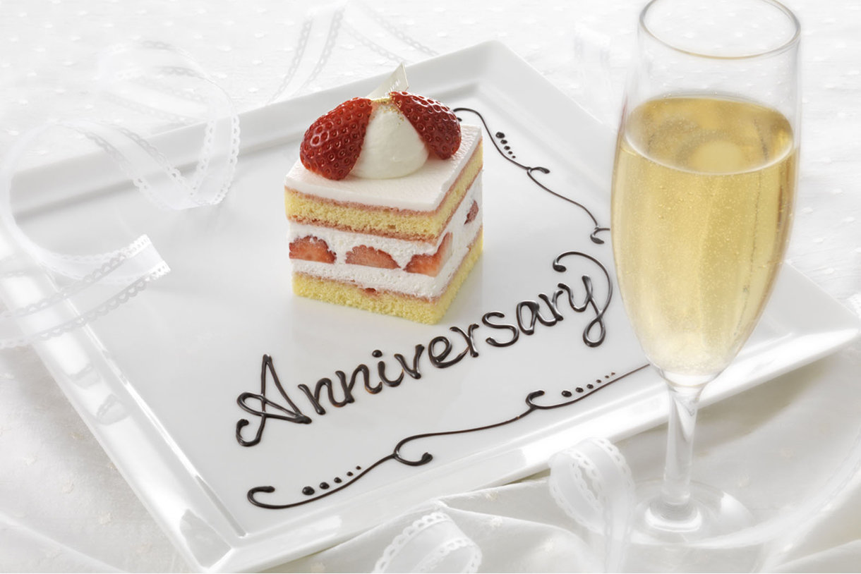 記念日ケーキとシャンパングラス