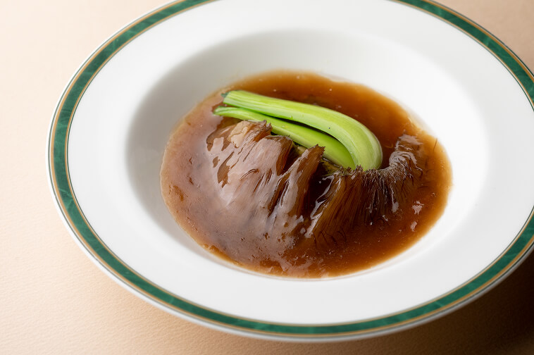 白い器に盛られたふかひれの姿煮込み