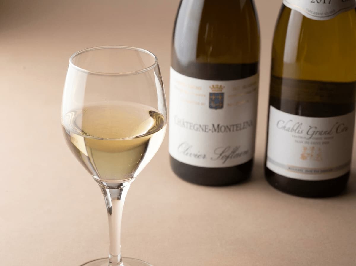 ワイングラスと2本の白ワインボトル