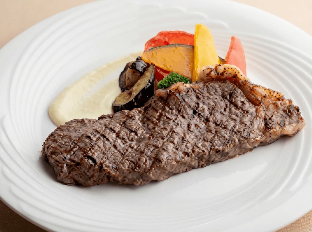 ステーキと付け合わせ野菜の皿