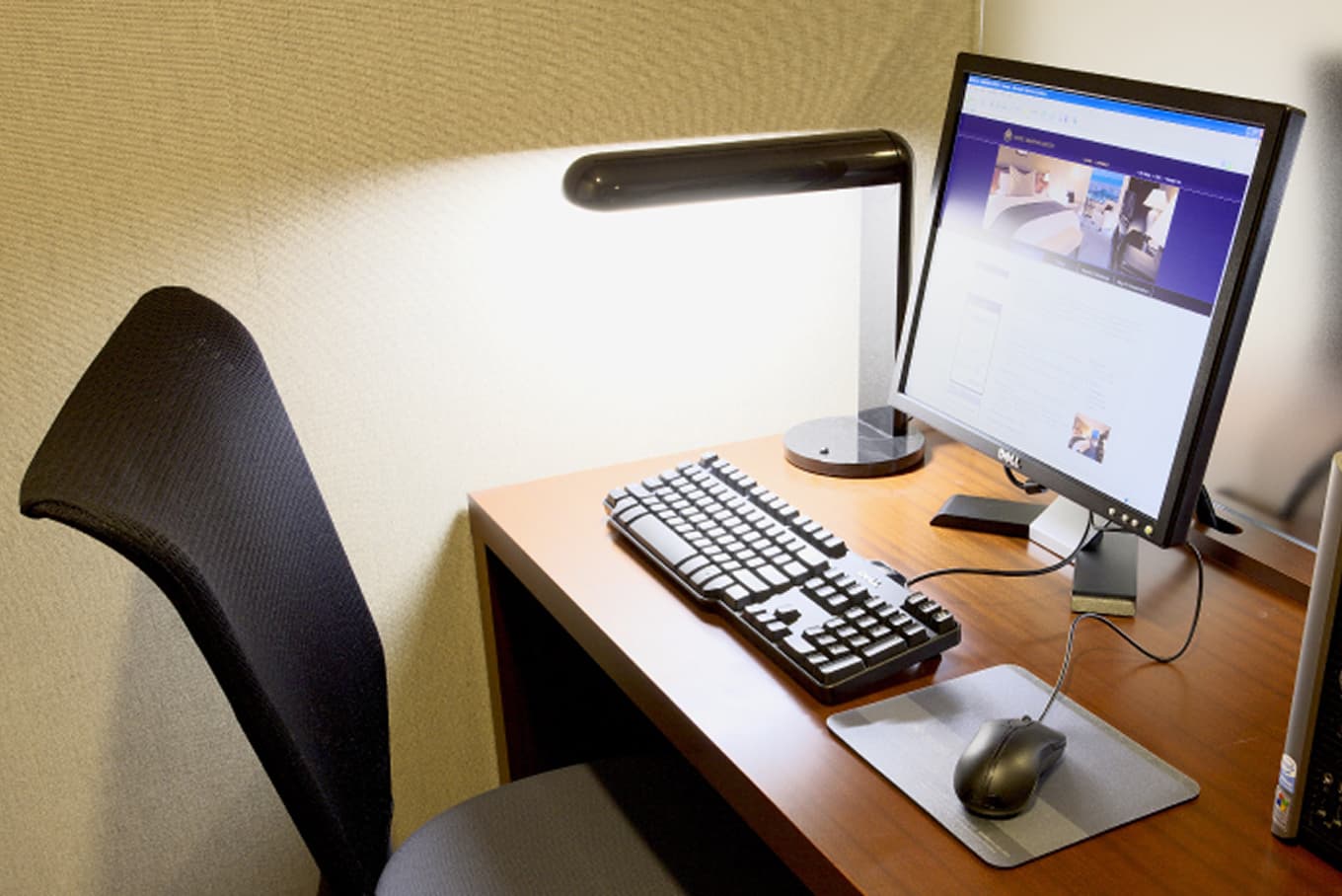 客室内のデスクとパソコン。