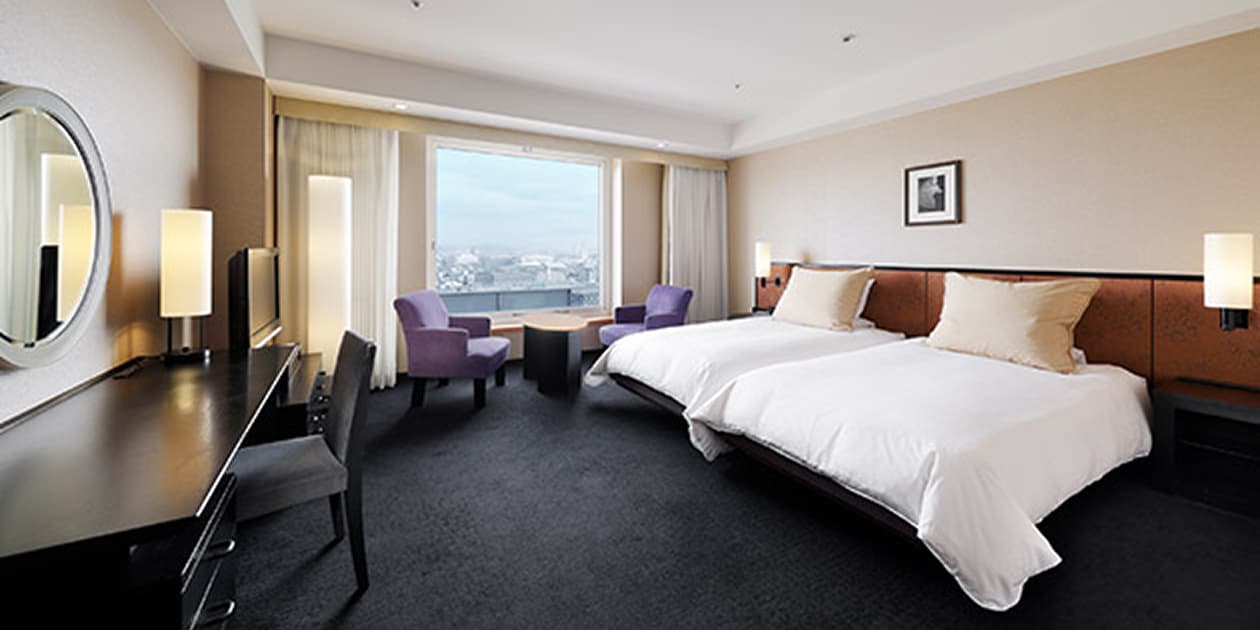 窓からの景色が良いツインベッドの客室。