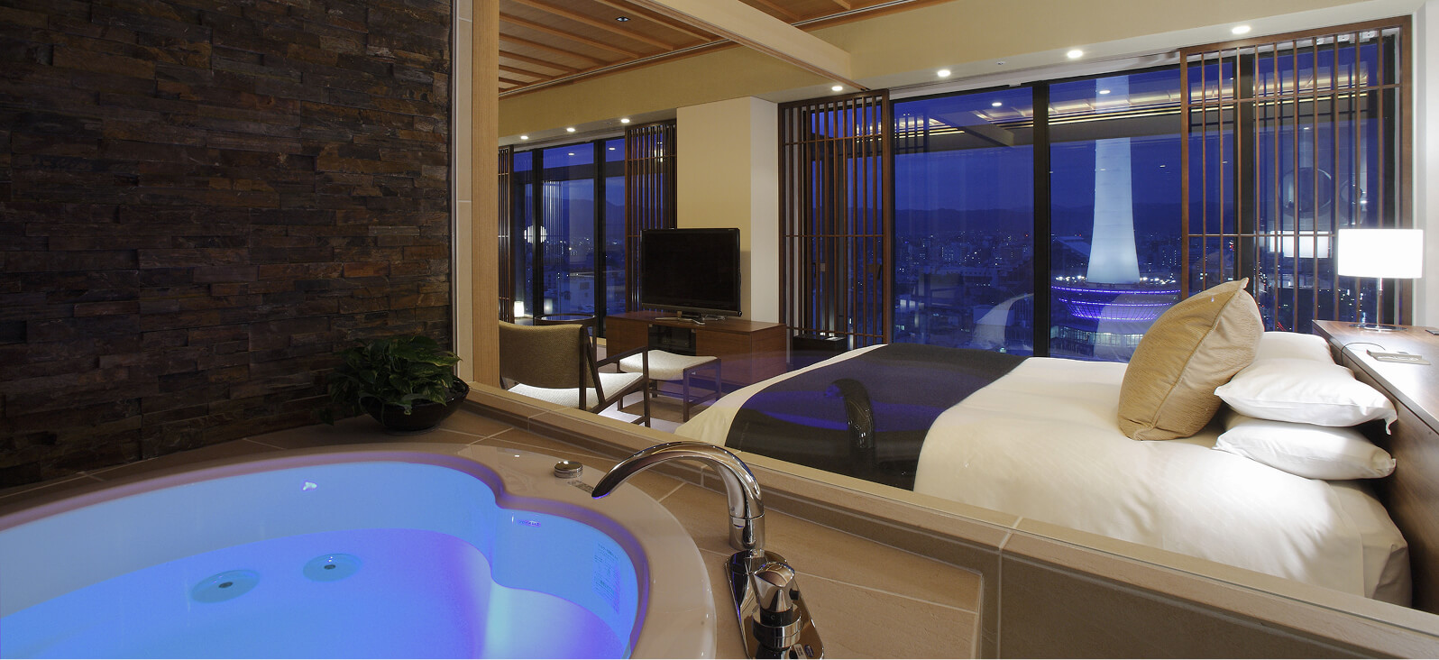 ビューバスとベッドルームが一体になった開放的な空間