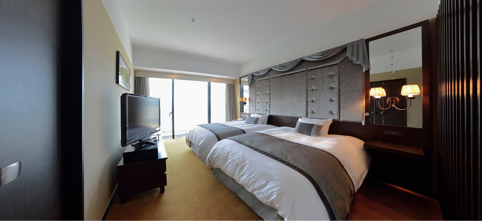 大きな窓とソファセットが印象的なラグジュアリーな空間