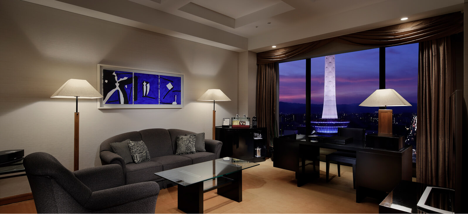 窓際にソファセットがあり、夜景を望めるリビングスペース