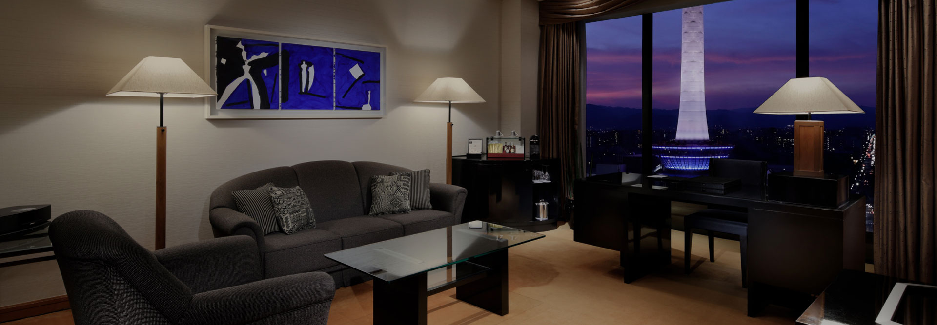 窓際にソファセットがあり、夜景を望めるリビングスペース