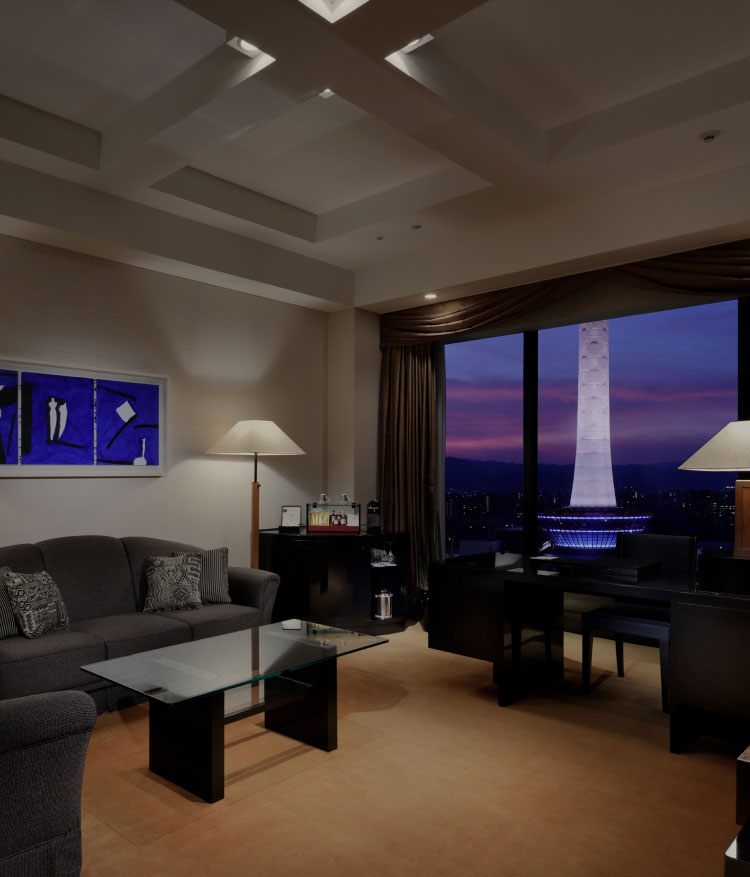 窓際にソファセットがあり、夜景を望めるリビングスペース