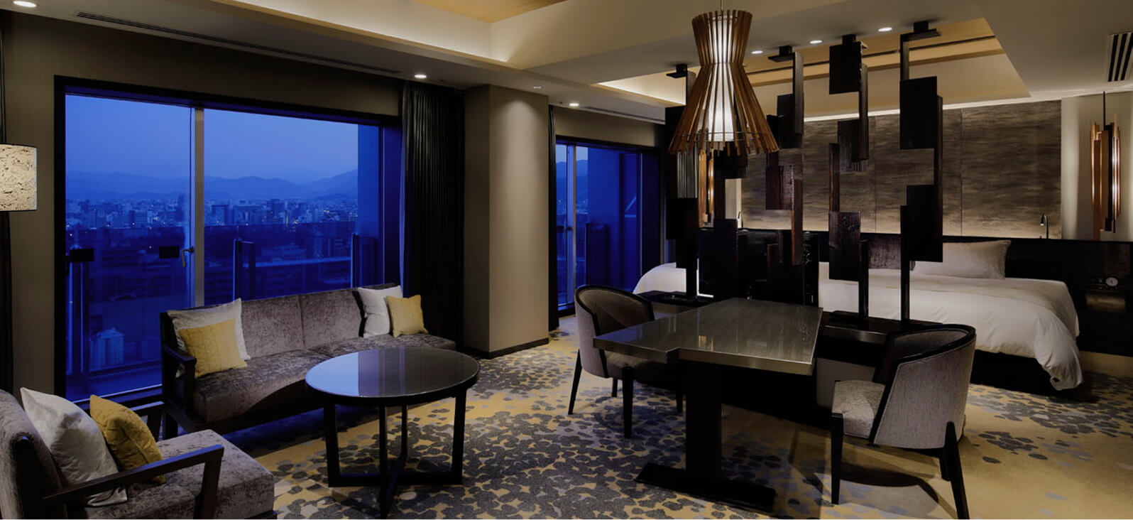 ダイニングスペースとソファセットがあるモダンな和洋室