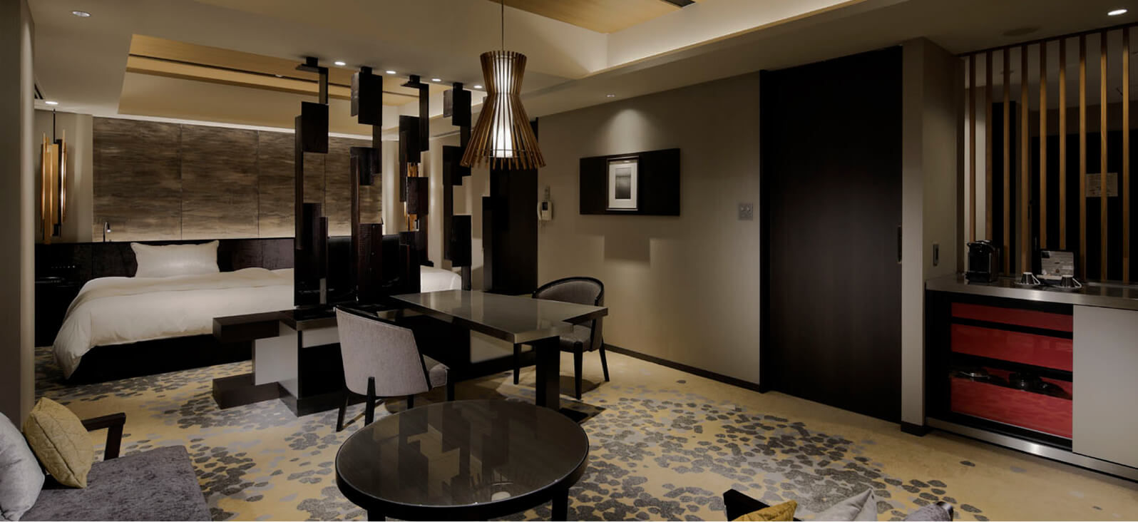 モダンなインテリアのダイニングスペースとソファ