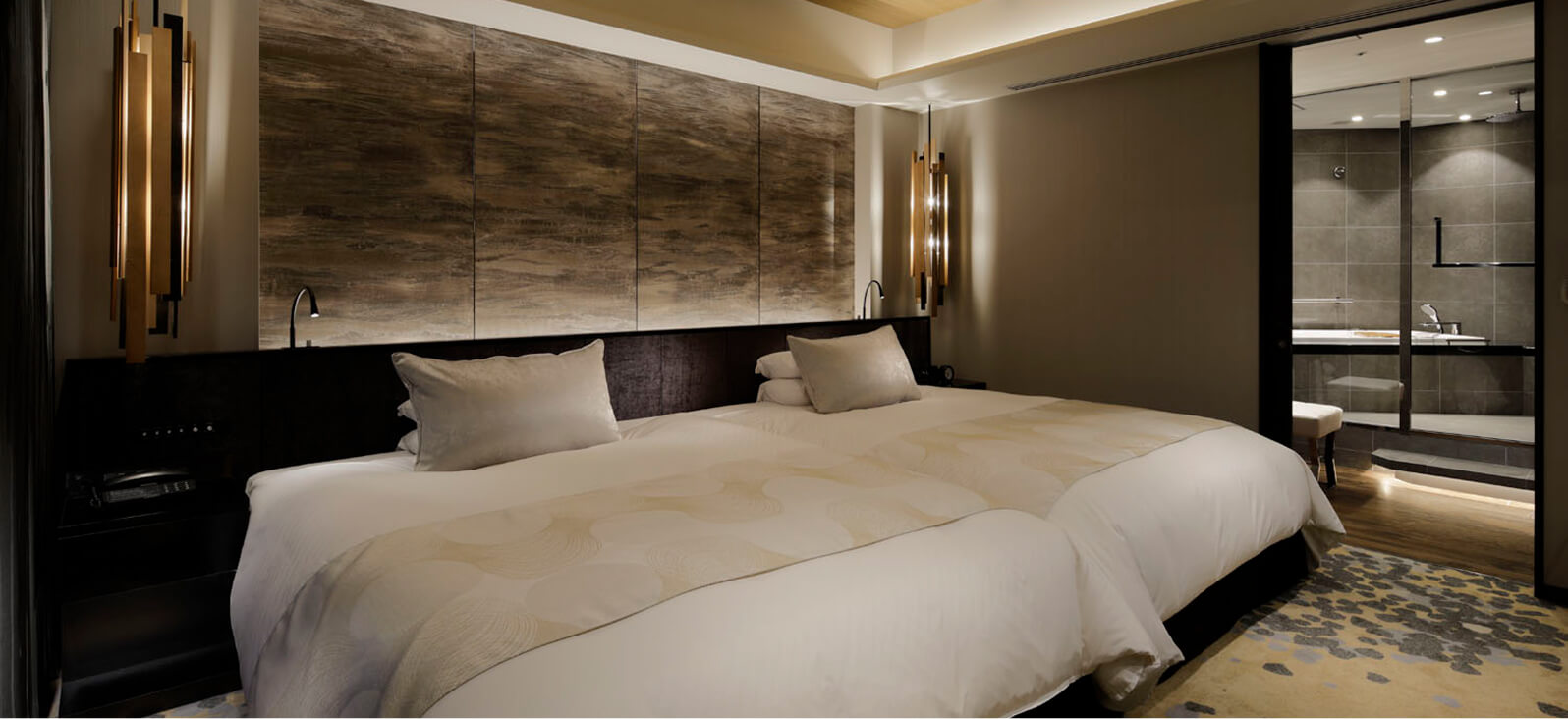 間接照明とベッドがあるスタイリッシュな寝室