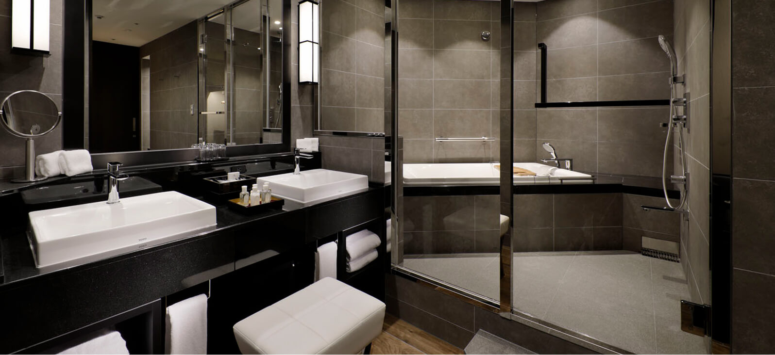 洗練された洗面スペースとシャワーブースのあるバスルーム