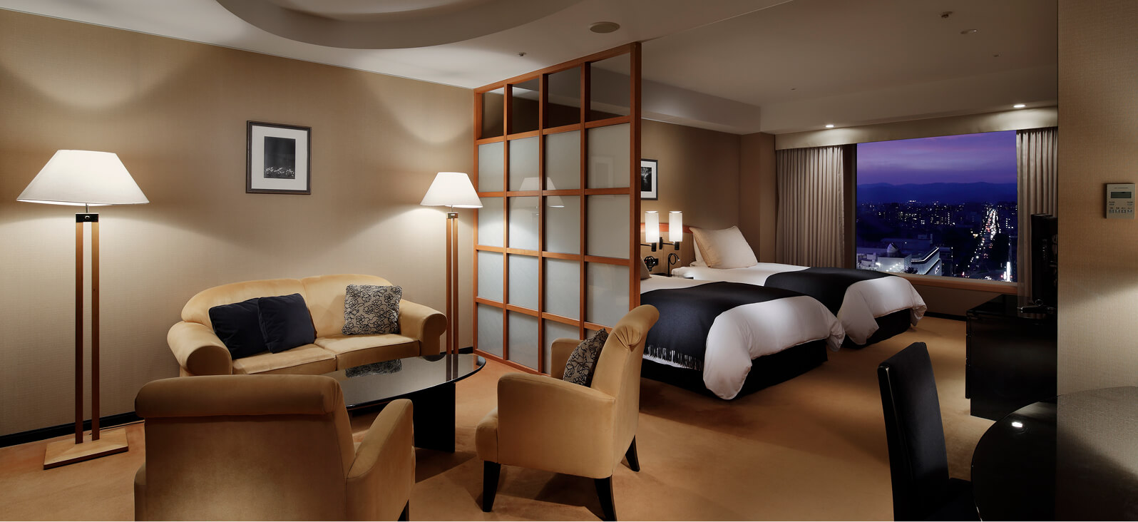 ツインベッドと間接照明が配置された落ち着いた洋室