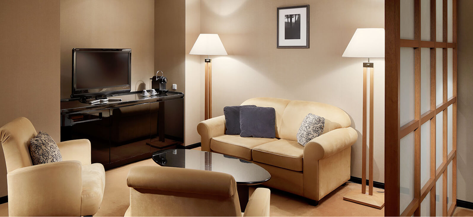 ソファとローテーブル、テレビがあるリビングスペース