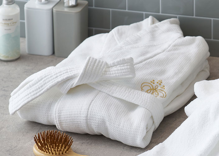 胸元にグランヴィアのロゴが付いている白色のバスローブ