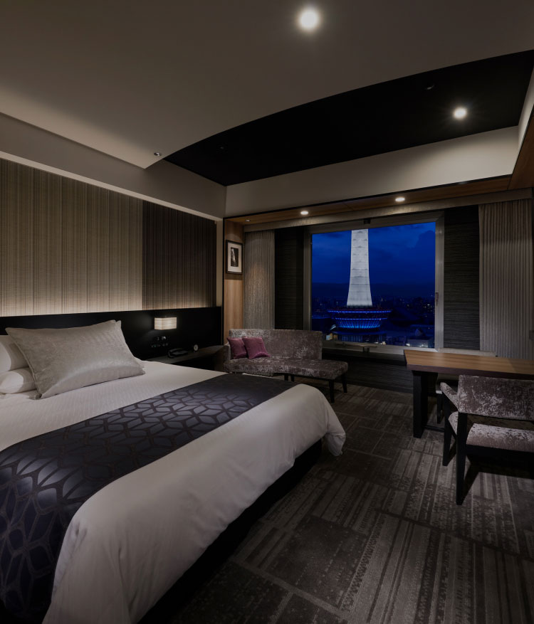 高層階からの夜景が広がる、モダンなデザインのダブルベッドルーム