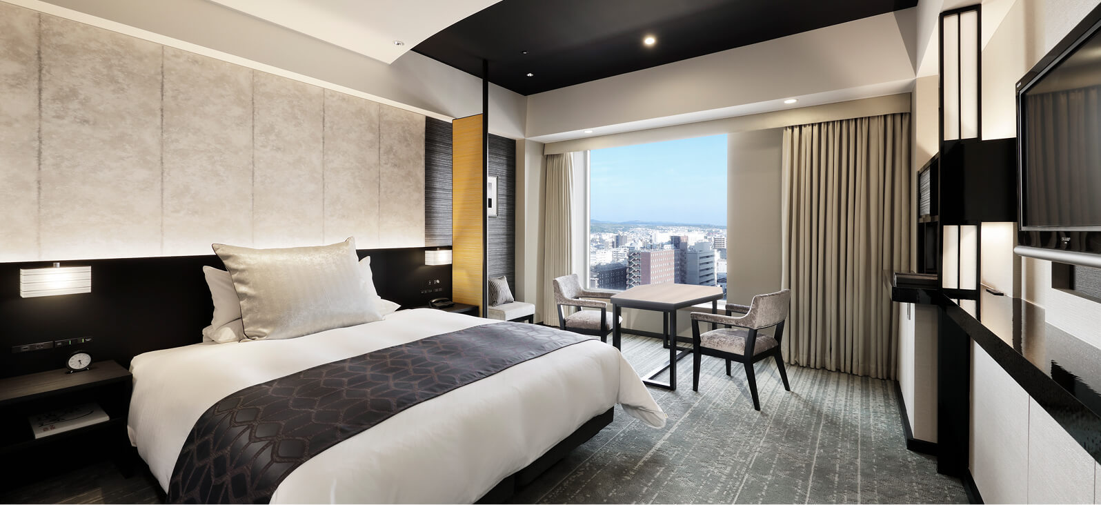 明るい日差しが差し込む、ナチュラルカラーのダブルベッドルーム