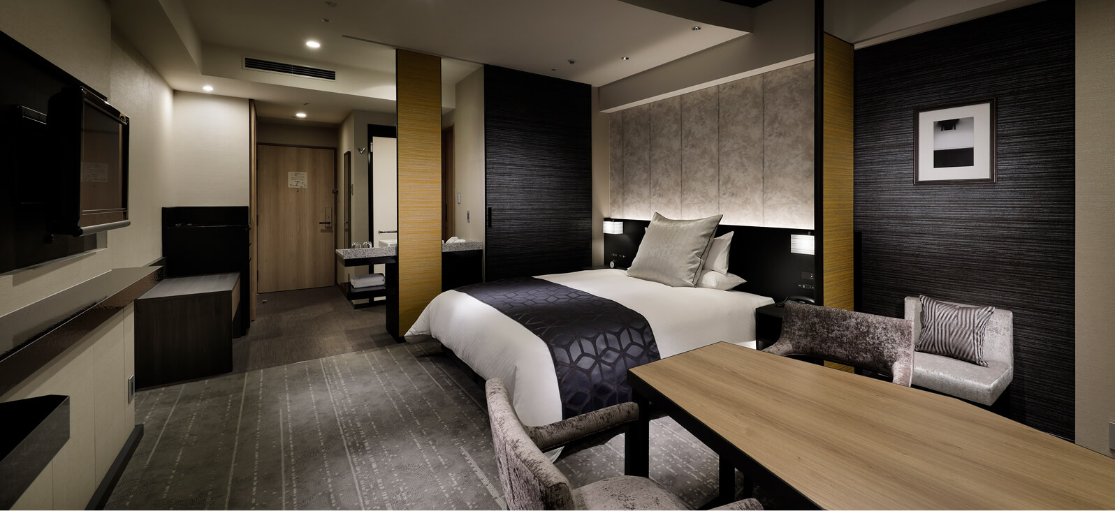 明るく開放感のある、シティビューのダブルベッドルーム