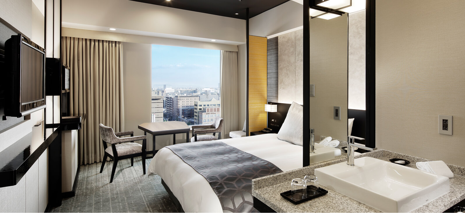 コンパクトながら機能的なインテリアのツインルームと洗面台