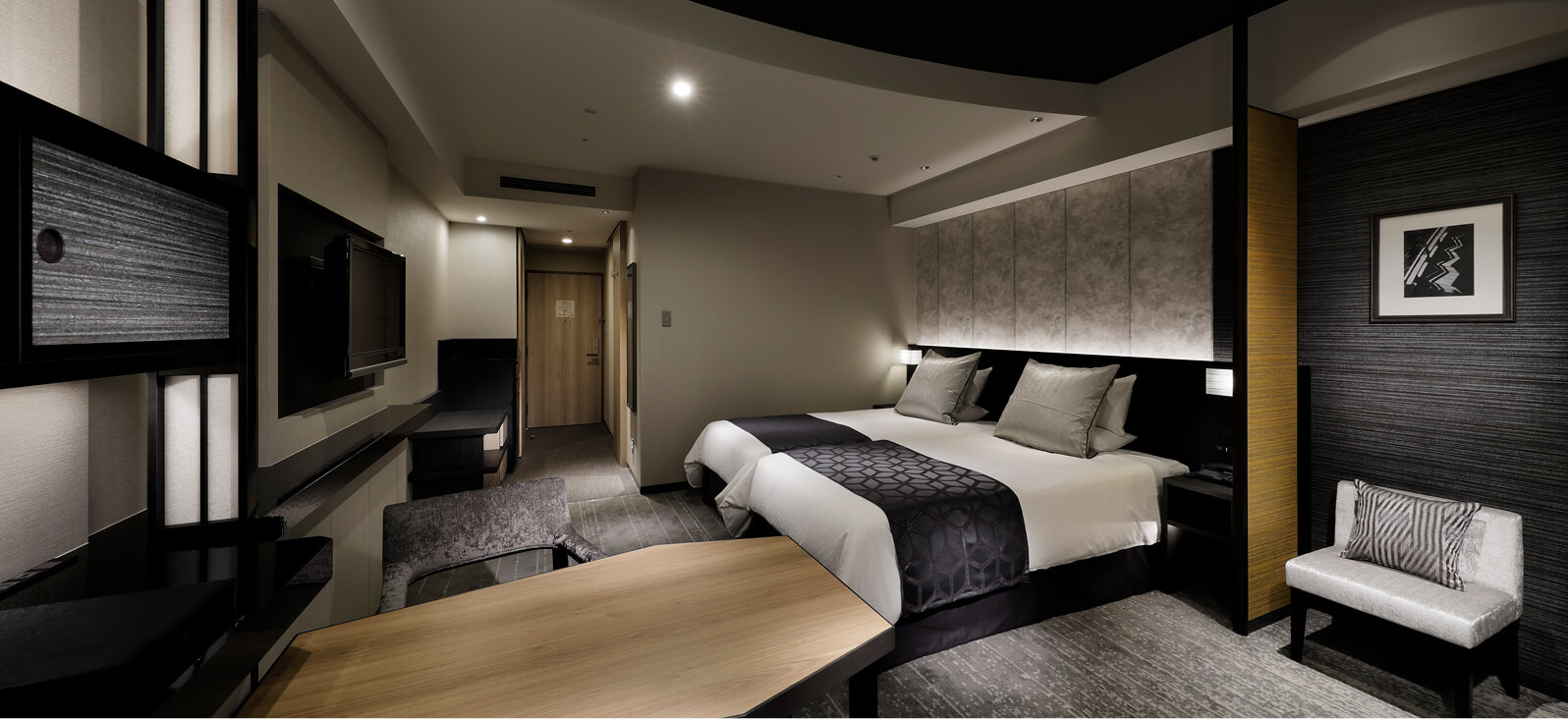 ソファスペース付き、落ち着いた色調のダブルベッドルーム