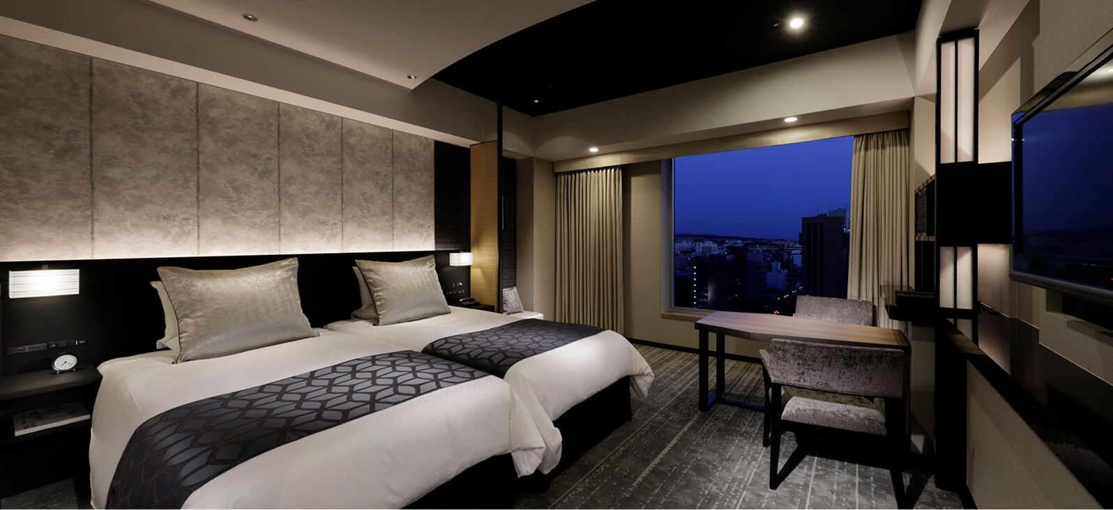 夜景を望める大きな窓がある、シンプルでスタイリッシュなツインルーム