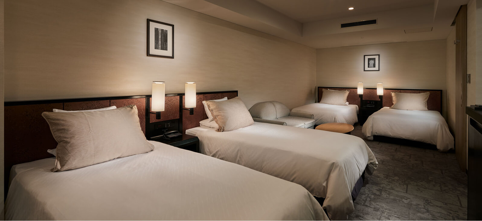 4台のベッドが設置されたファミリー向けの客室、シンプルで広々とした設計