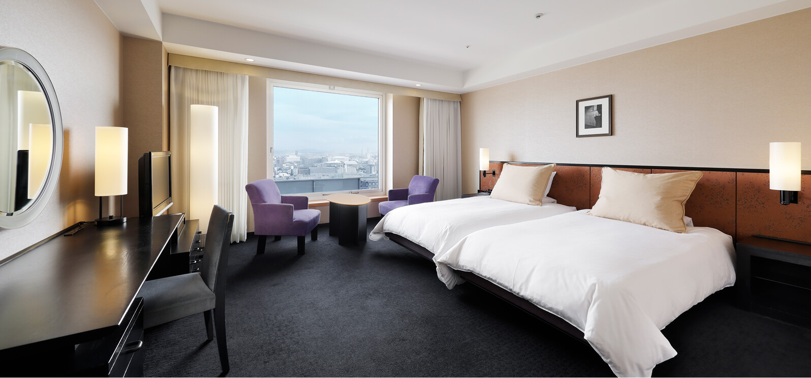 紫の一人掛けソファが印象的な、丸ミラーとライティングデスク付きのファミリールーム